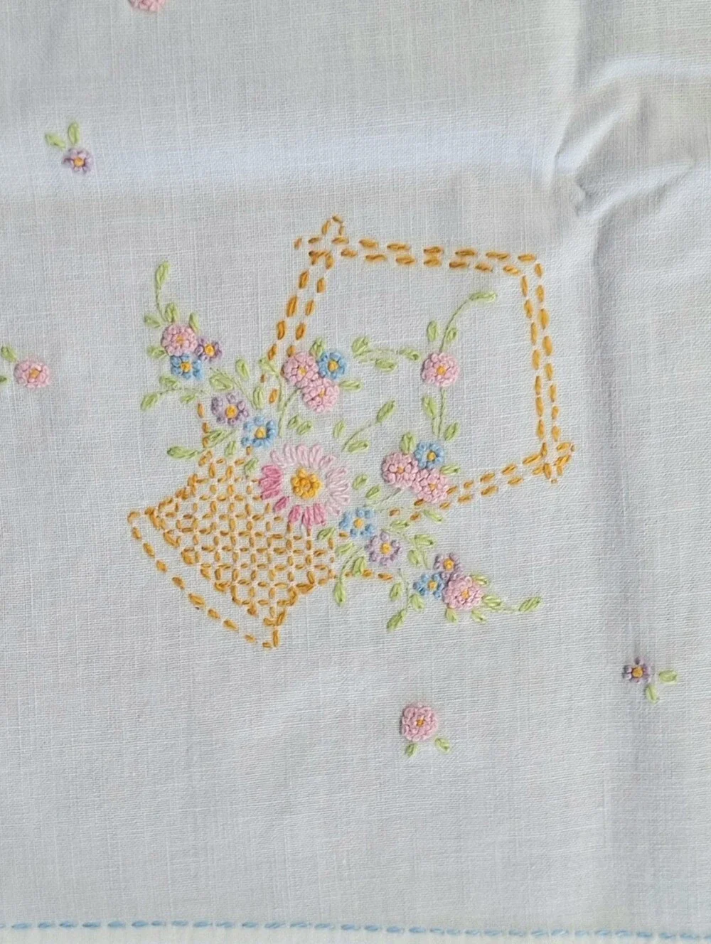 Vintage Handmade Embroidered Basket & Flowers Linen Tablecloth & Nakin Set